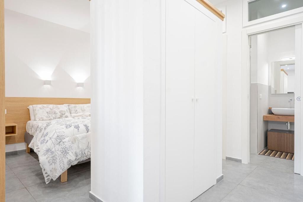 Deluxe Studio | Blackout curtains, iron/ironing board, free WiFi