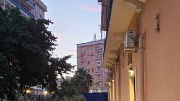 Deluxe Studio, 1 Queen Bed, Kitchen | Outdoor dining