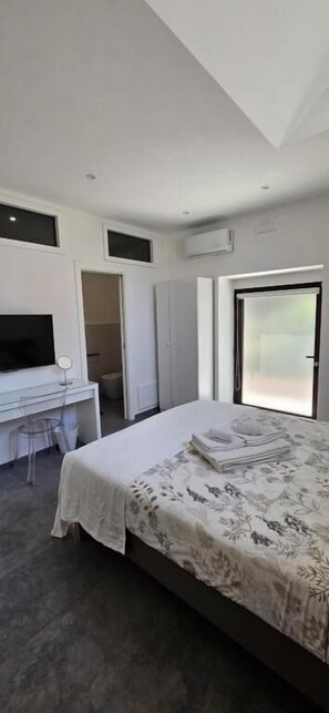 Comfort Double or Twin Room, Patio, Courtyard View | Blackout curtains, iron/ironing board, free WiFi - Eos Elegant Apartment & Suites (Siracusa)