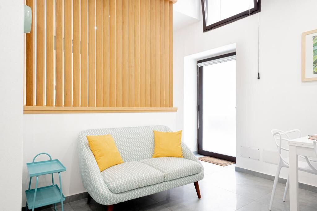 Deluxe-Apartment, 1 Queen-Bett, Terrasse, Blick auf den Innenhof | Wohnbereich