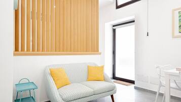 Deluxe-Apartment, 1 Queen-Bett, Terrasse, Blick auf den Innenhof | Wohnbereich