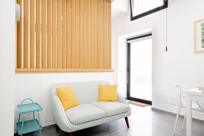 Deluxe-Apartment, 1 Queen-Bett, Terrasse, Blick auf den Innenhof | Wohnbereich