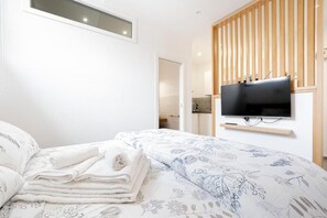 Deluxe Apartment, 3 Bedrooms, Patio, Courtyard View | Blackout curtains, iron/ironing board, free WiFi - Eos Elegant Apartment & Suites (Syracuse)