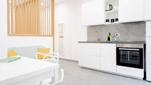ดีลักซ์อพาร์ทเมนท์, 2 ห้องนอน, ลานระเบียง, วิวสวนหย่อม | ครัวส่วนตัว | เครื่องชงกาแฟเอสเปรสโซ, กาต้มน้ำไฟฟ้า,  เครื่องครัว/จาน/ช้อนส้อม
