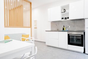 Deluxe Apartment, 2 Bedrooms, Patio, Courtyard View | Private kitchen - Eos Elegant Apartment & Suites (Syracuse)