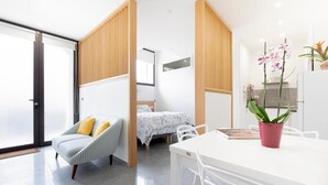 ดีลักซ์อพาร์ทเมนท์, 3 ห้อ  งนอน, ลานระเบียง, วิวสวนหย่อม | ภายใน