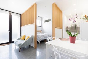 Deluxe-Apartment, 3 Schlafzimmer, Terrasse, Blick auf den Innenhof | Innenbereich