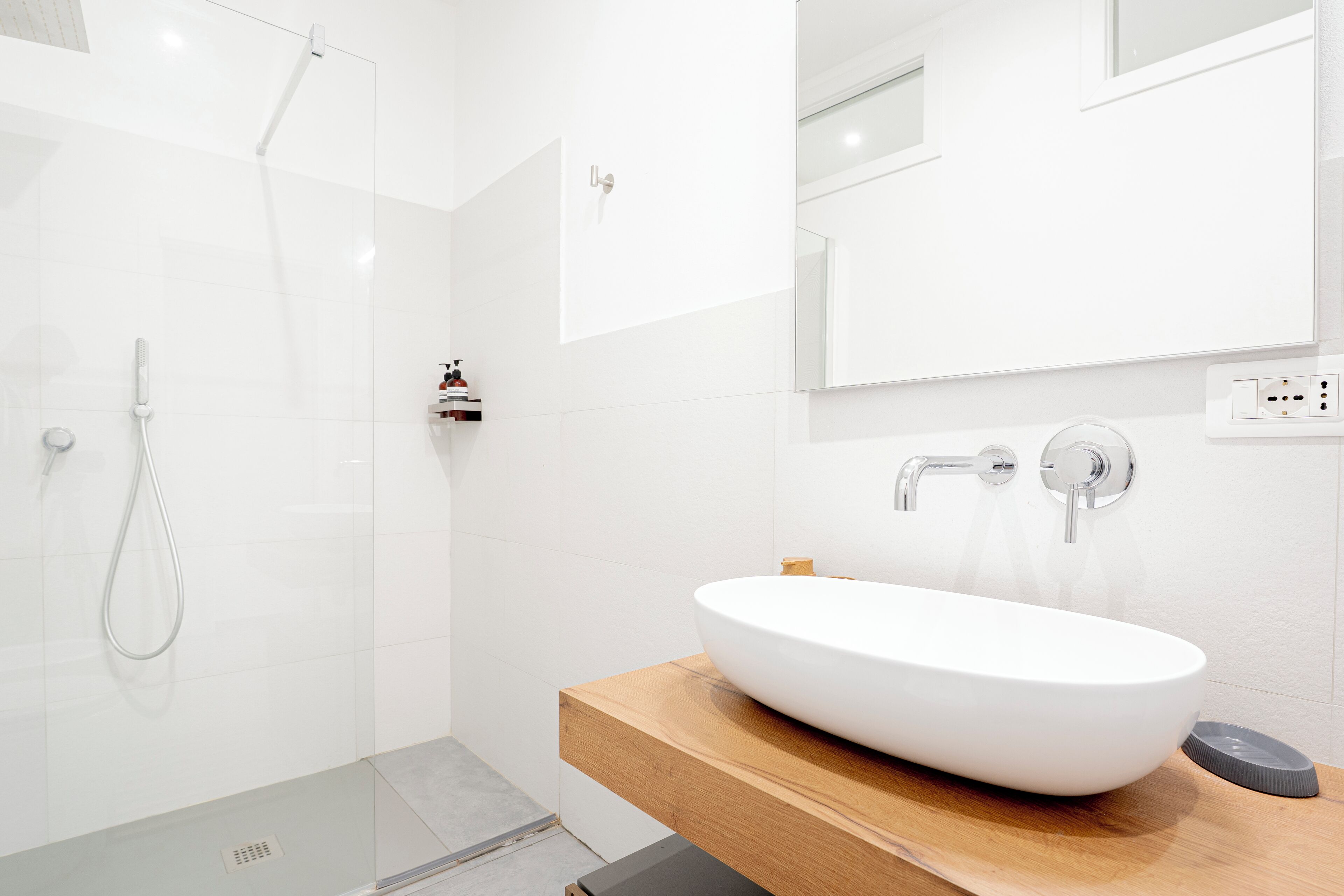 Deluxe-Apartment, 2 Schlafzimmer, Terrasse, Blick auf den Innenhof | Badezimmer