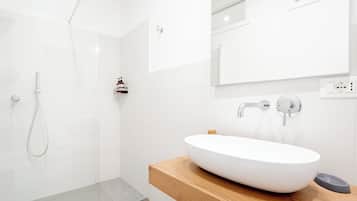 Deluxe-Apartment, 2 Schlafzimmer, Terrasse, Blick auf den Innenhof | Badezimmer