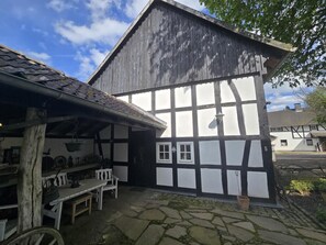 Outdoor dining - Kitchen-cum-living room with bathroom (Hennef (Sieg))