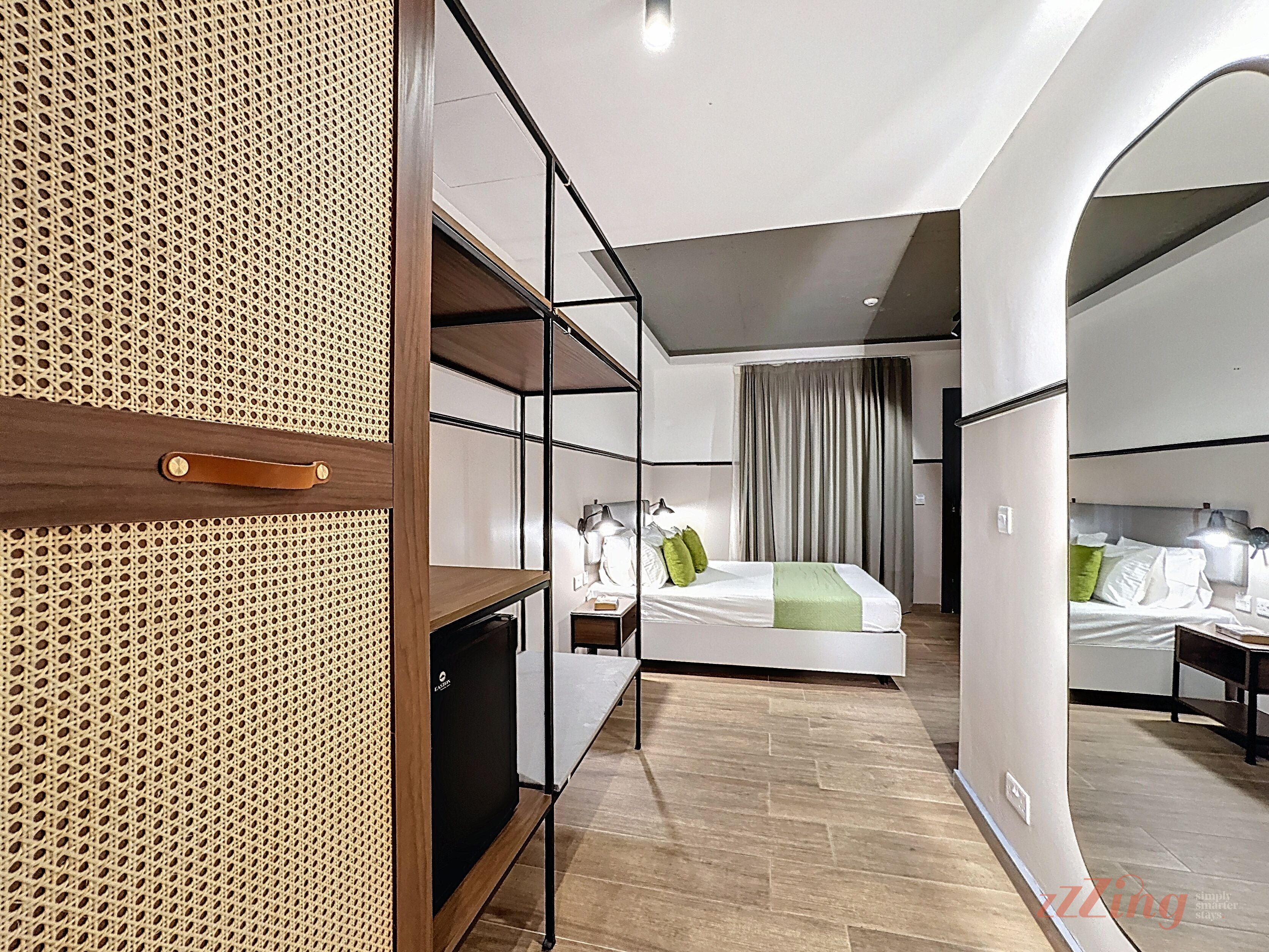 Caja de seguridad en la habitación y escritorio 