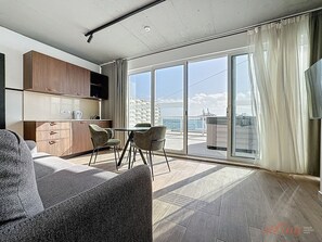 Premium-kattohuoneisto, parveke, merinäköala | Oleskelualue