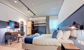 Standard-Doppel- oder -Zweibettzimmer | Zimmersafe, Schreibtisch, laptopgeeigneter Arbeitsplatz