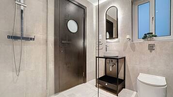 Deluxe Double or Twin Room | Bathroom