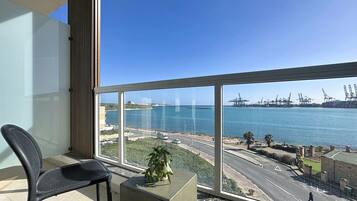 Habitación superior con 1 cama matrimonial o 2 individuales, balcón, vista al mar | Interior