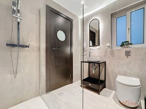 Deluxe Double or Twin Room | Bathroom | Shower, hair dryer, towels, soap - South 32 Hotel by Zzzing (Birzebbuga)