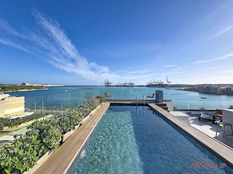 季节性开放的室外游泳池. Zzzing的南32酒店