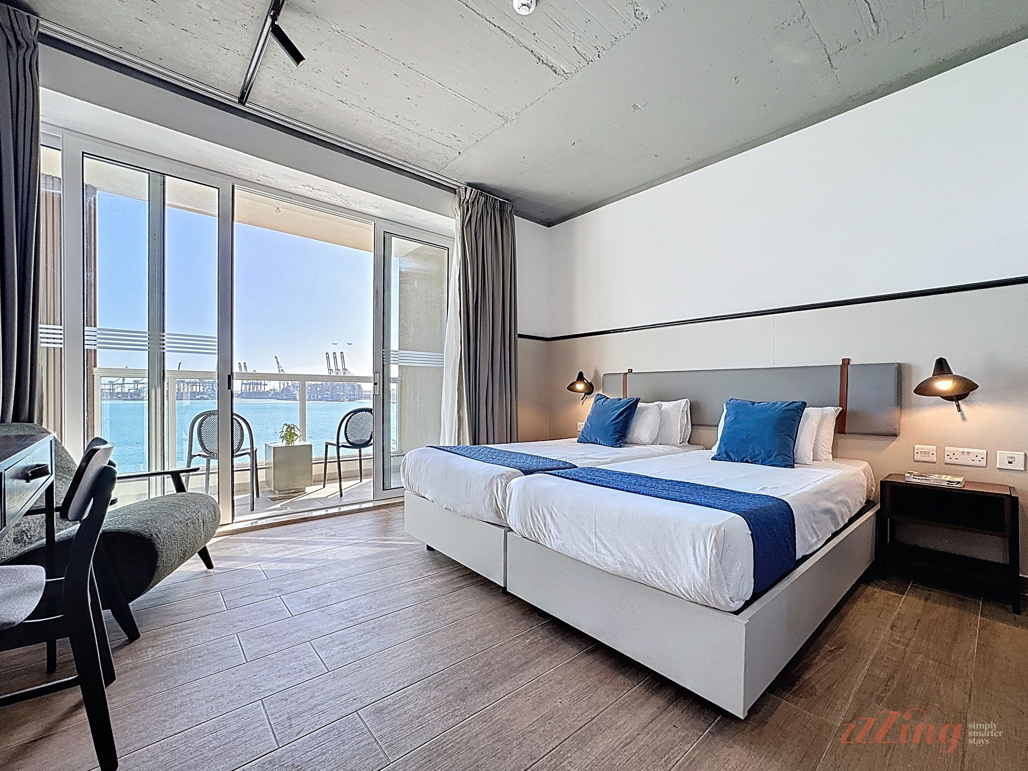 Caja de seguridad en la habitación y escritorio 