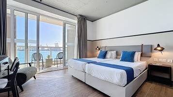 Habitación superior con 1 cama matrimonial o 2 individuales, balcón, vista al mar | Caja de seguridad en la habitación y escritorio