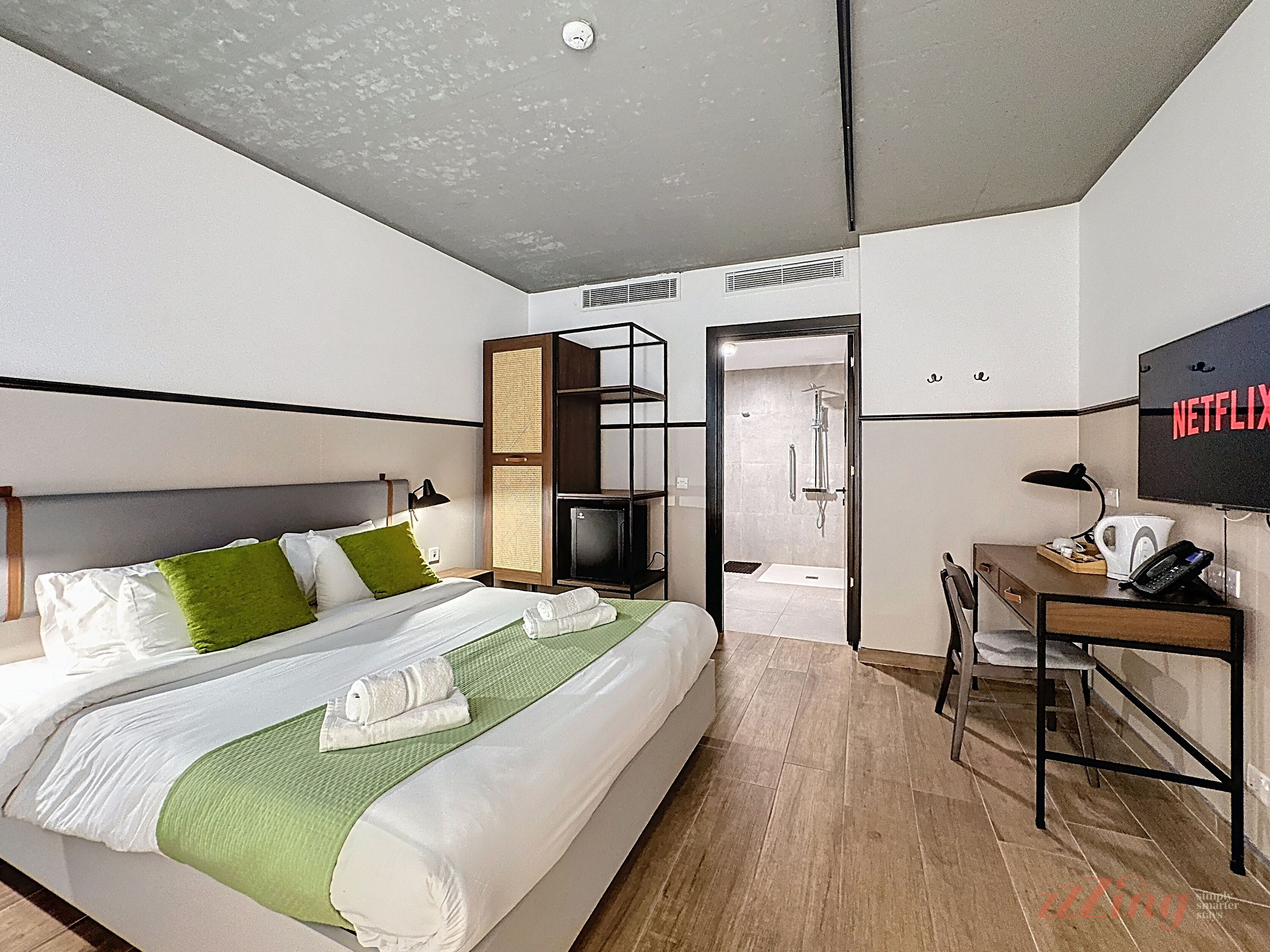 Caja de seguridad en la habitación y escritorio 