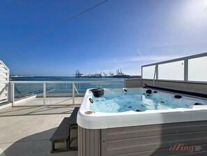 Premium-kattohuoneisto, parveke, merinäköala | Ulkoporeallas