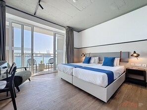 Kahden hengen superior-huone (yksi tai kaksi sänkyä), parveke, merinäköala | Tallelokero huoneessa, työpöytä