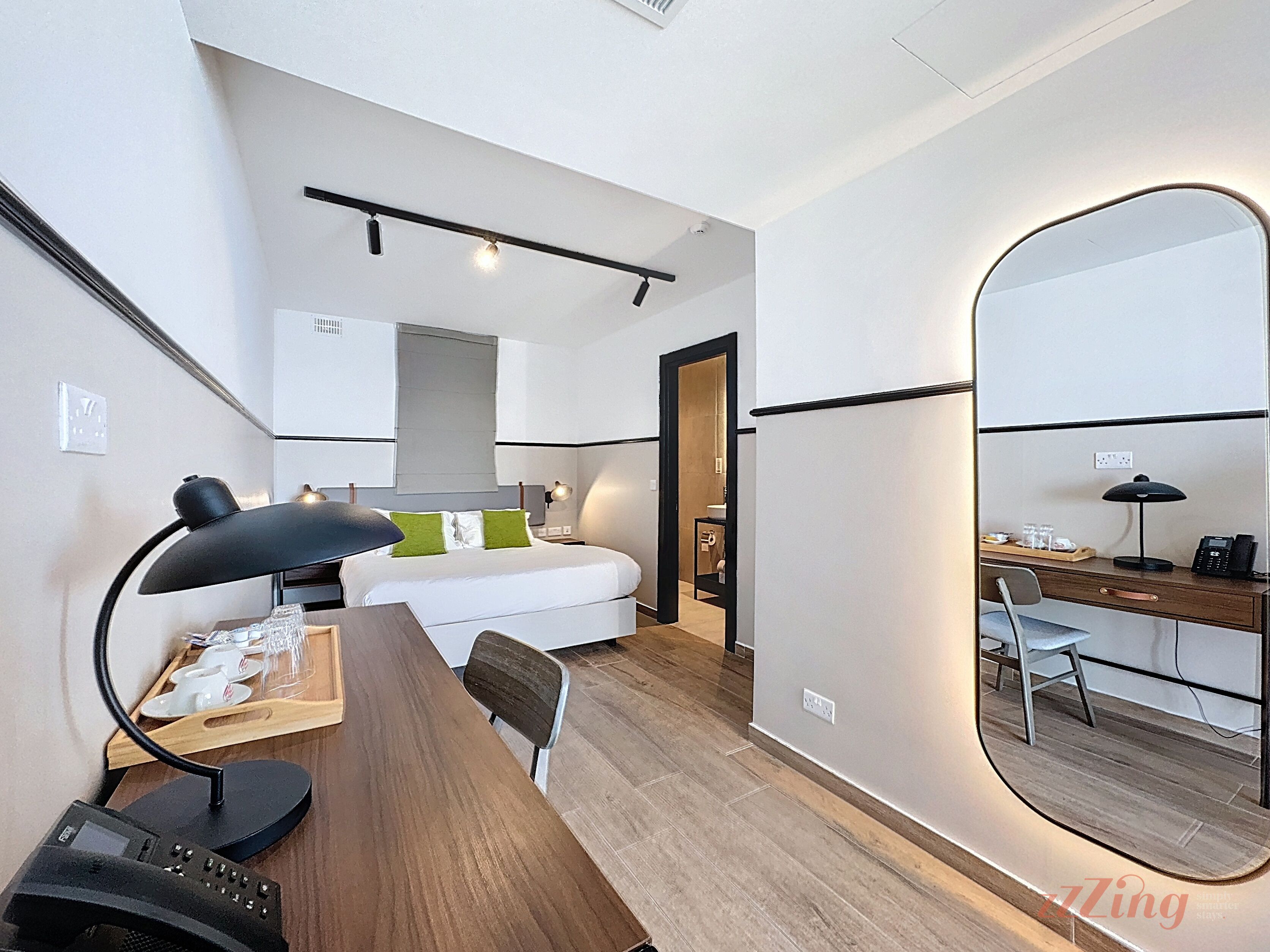 Caja de seguridad en la habitación y escritorio 