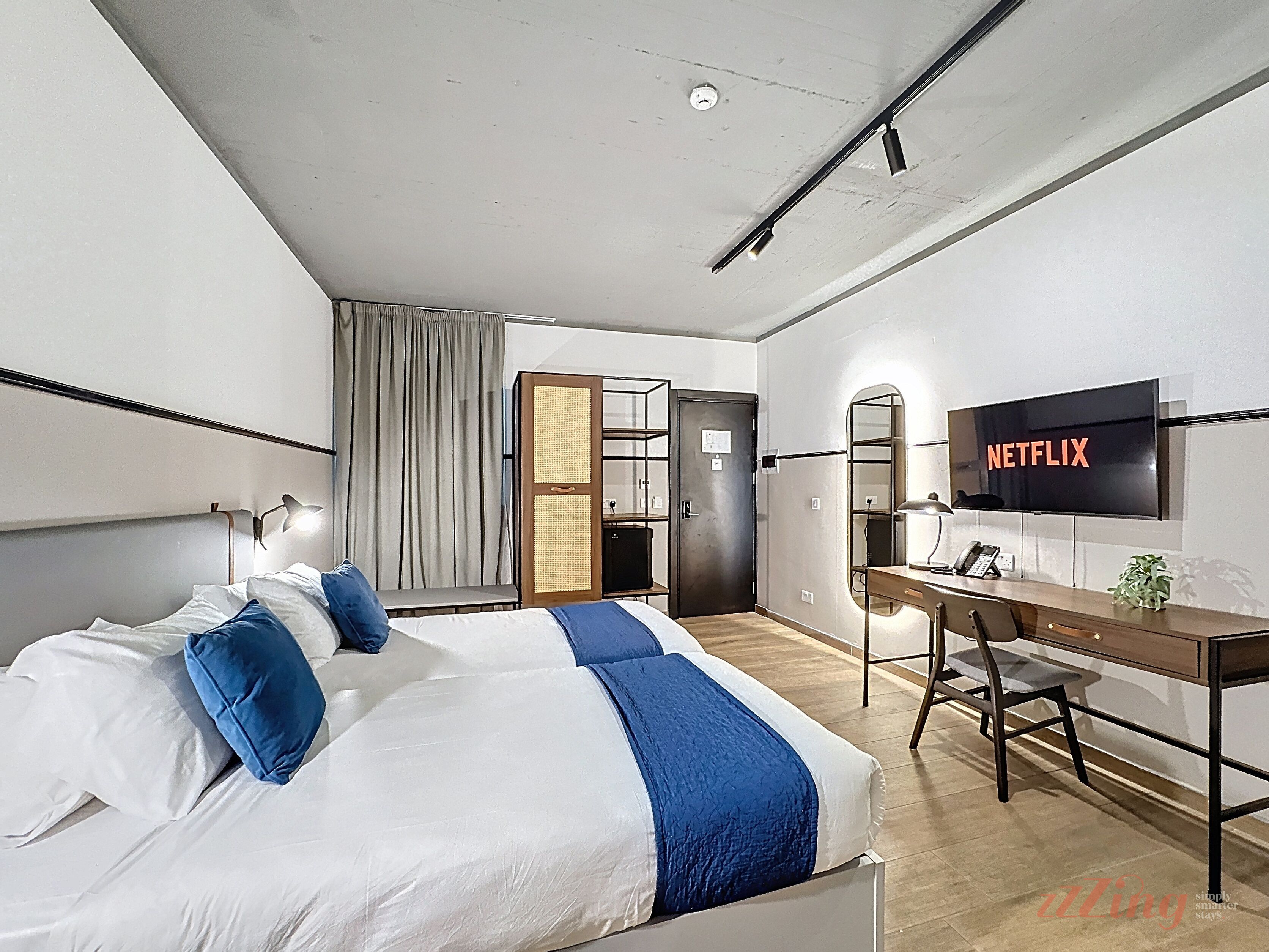 Caja de seguridad en la habitación y escritorio 