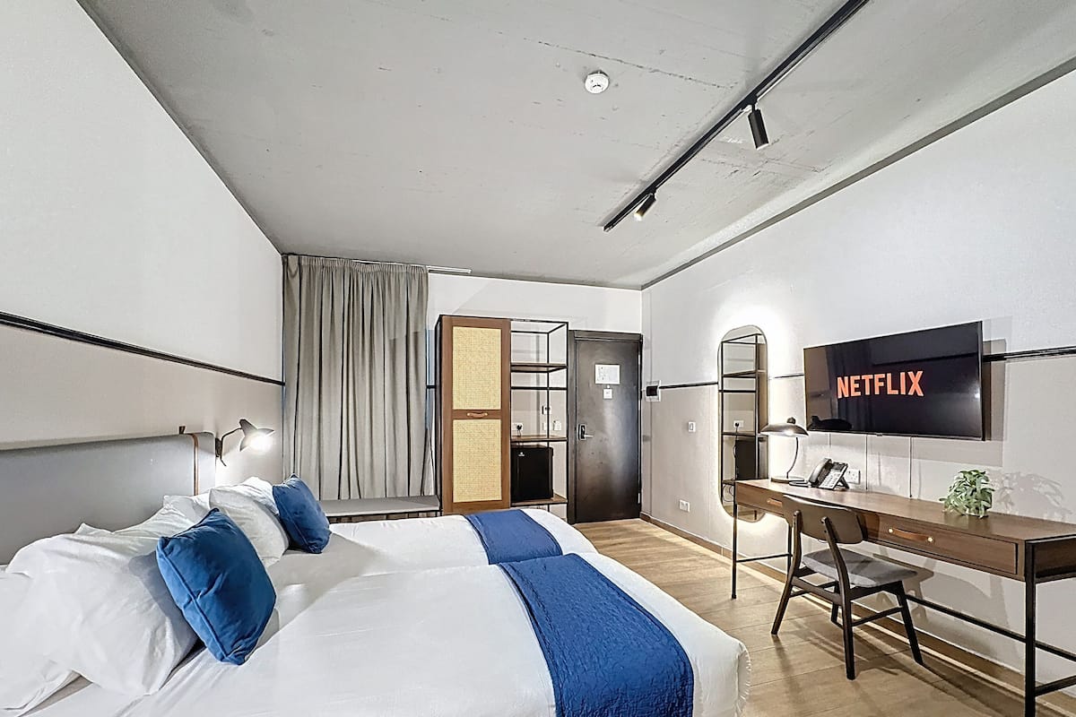 Caja de seguridad en la habitación y escritorio