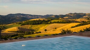 Una piscina con vistas a colinas ondulantes y campos.