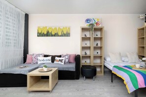 Tabla de planchar con plancha, wifi, ropa de cama