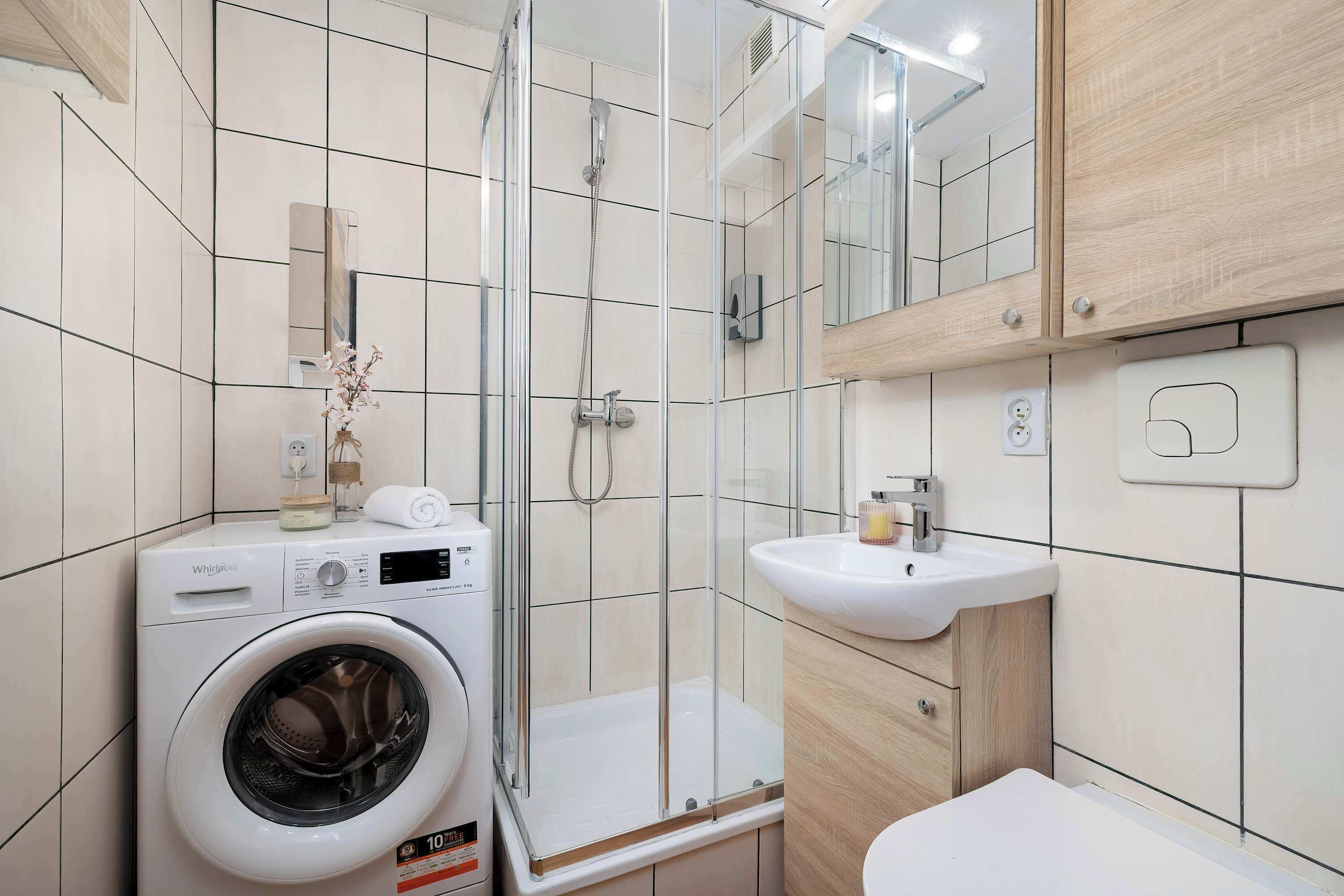 Douche, sèche-cheveux, serviettes fournies