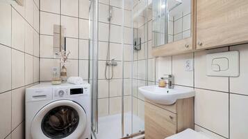 Ducha, secador de pelo y toallas