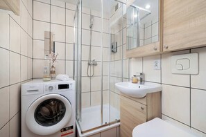 Dusche, Haartrockner, Handtücher