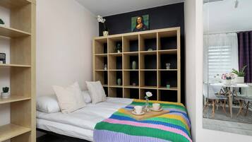 Tabla de planchar con plancha, wifi, ropa de cama