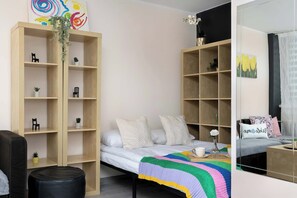 Tabla de planchar con plancha, wifi, ropa de cama