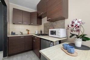 Frigorífico, microondas, placa de cocina y hervidor eléctrico