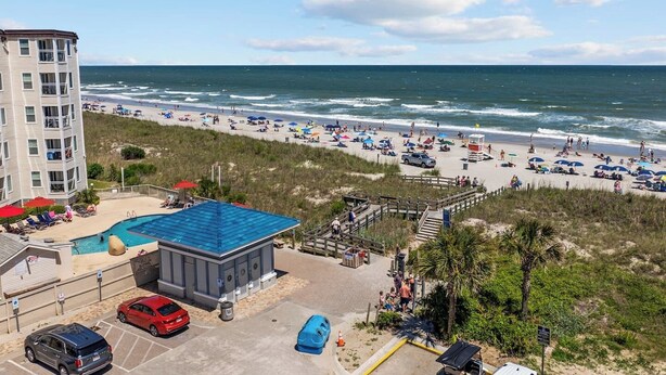 Un hotel frente a la playa con piscina, acceso directo a la orilla y vistas al océano.