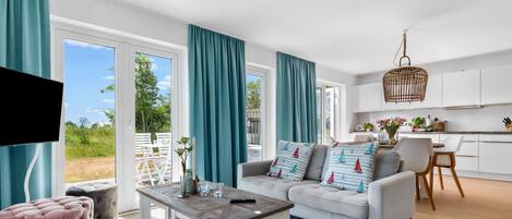 Een televisie en een open haard