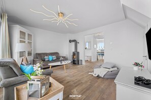 Ein modernes Wohnzimmer mit Kamin, Sofa und Couchtisch.