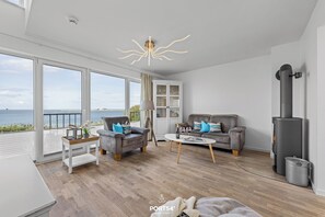 Fernseher, Kamin, DVD-Player, Bücher