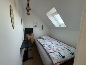 Iron/ironing board, free WiFi, bed sheets - Central vacation apartment "Urlaubsbrise", with balcony, ideal for 3-4 persons (Büsum)