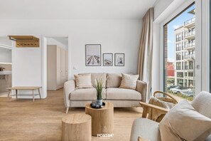 TV - Hafenliebe: Your Seaside Retreat with Balcony & Sea Views (Lübeck)