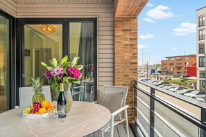 Outdoor dining - Hafenliebe: Your Seaside Retreat with Balcony & Sea Views (Lübeck)
