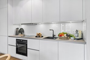 Fridge, oven, stovetop, dishwasher - Hafenliebe: Your Seaside Retreat with Balcony & Sea Views (Lübeck)