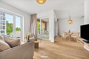 TV - Hafenliebe: Your Seaside Retreat with Balcony & Sea Views (Lübeck)
