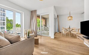 TV - Hafenliebe: Your Seaside Retreat with Balcony & Sea Views (Lübeck)