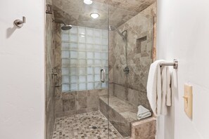 Dusche, Haartrockner, Handtücher