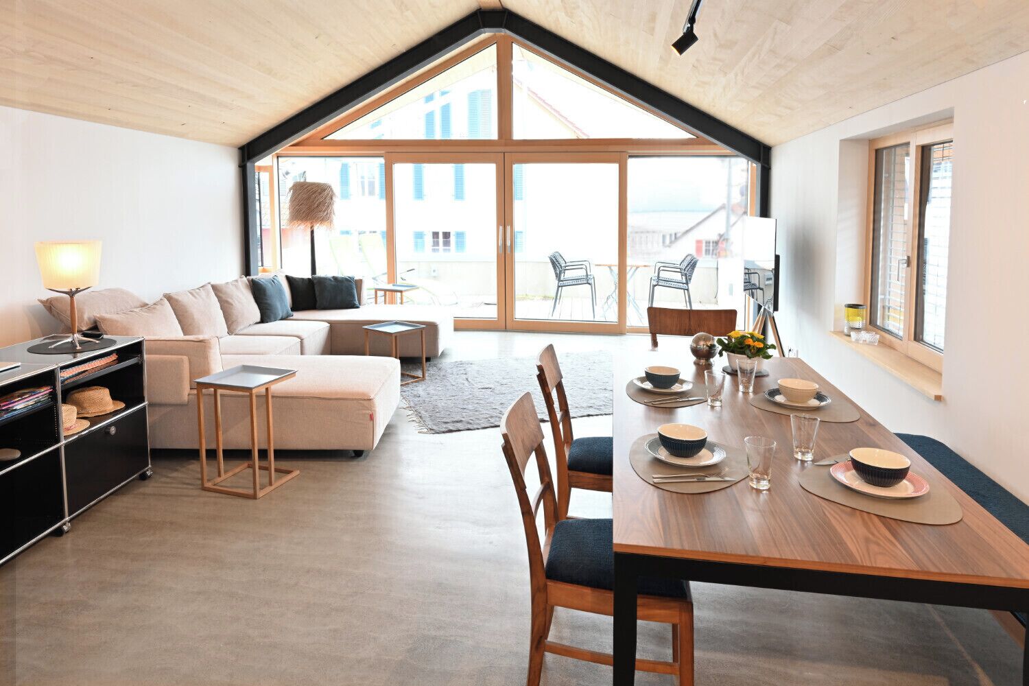 Una televisión, una mesa de tenis de mesa