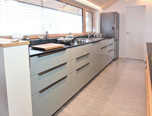 Een koelkast, een oven, een kookplaat, een vaatwasser